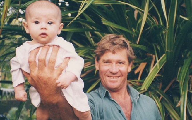 Cum arata fiica faimosului Steve Irwin, Vanatorul de Crocodili, la 18 ani. Pasiunea ei nu e greu de ghicit :)
