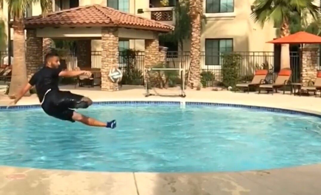 Barbatul care face scheme din fotbal la piscina