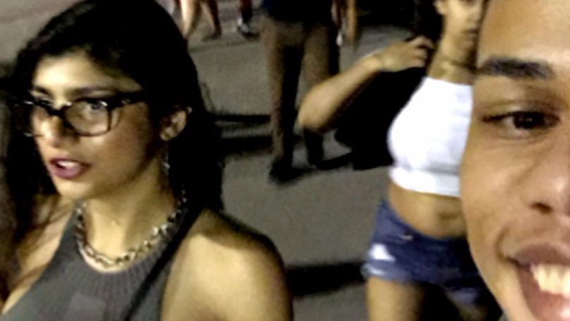 Ce a patit un barbat care a vrut sa-si faca selfie cu starleta Mia Khalifa pe strada