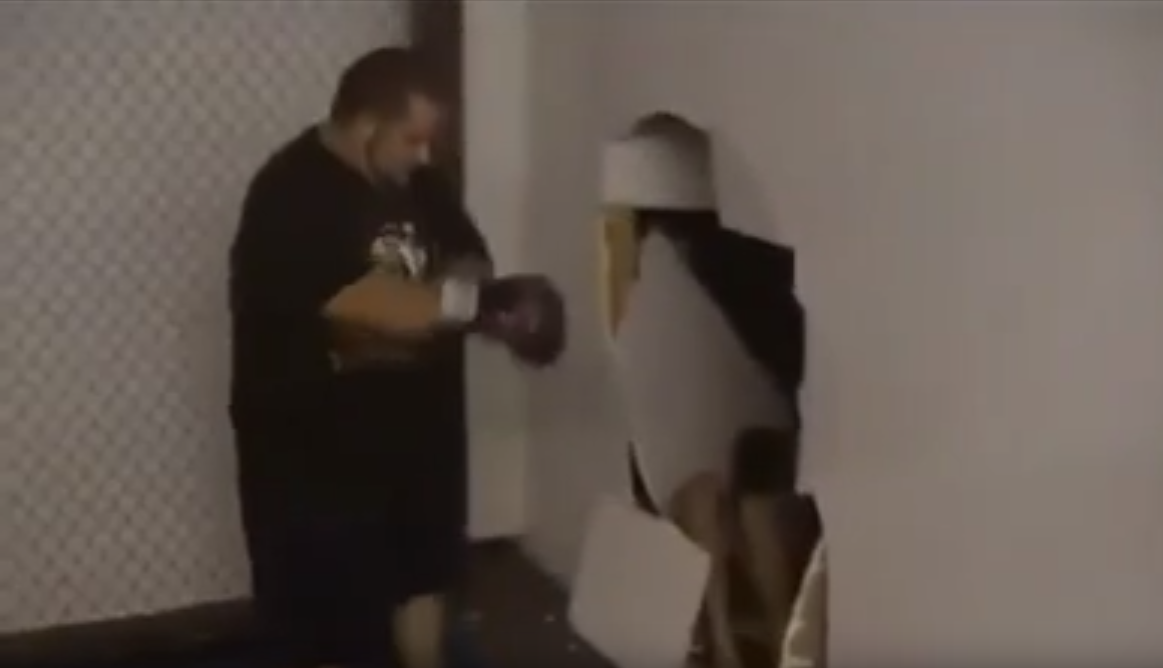 Exemplificarea expresiei "Iti dau un pumn de te bag prin zid" :) VIDEO