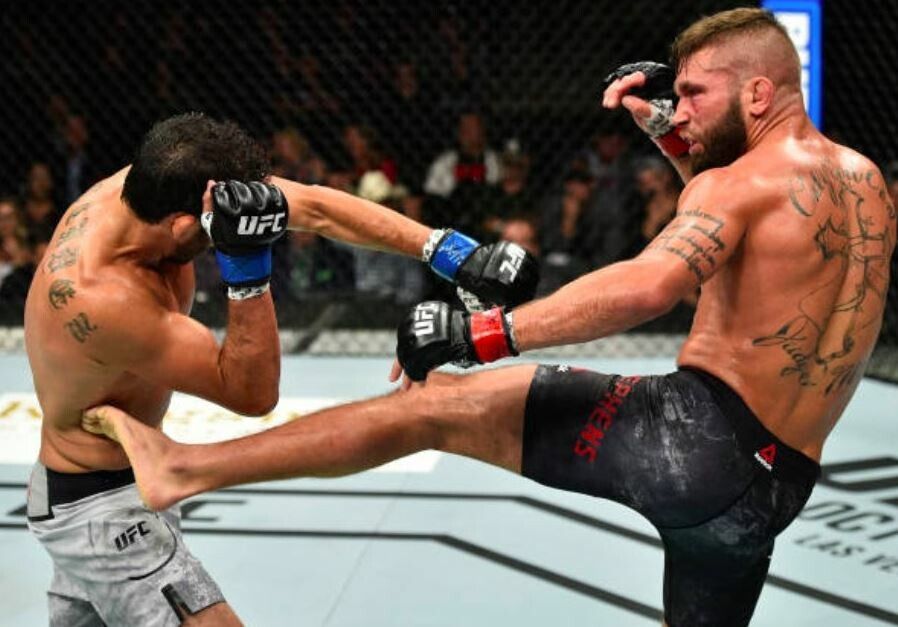 Oamenii s-au speriat cand au vazut imaginea horror! Cum arata piciorul unui luptator din UFC dupa ce a fost distrus in ring