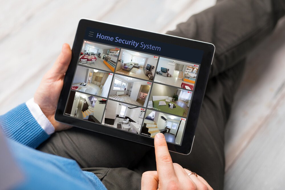 10 moduri simple prin care îți poți securiza casa când pleci în vacanță