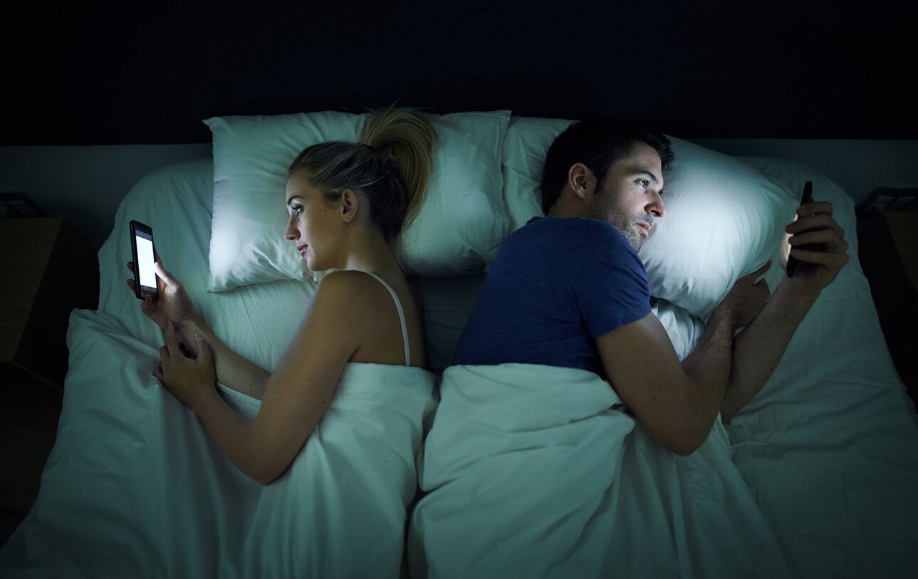 Cum îți dăunează smartphone-ul în relație și ce poți să faci