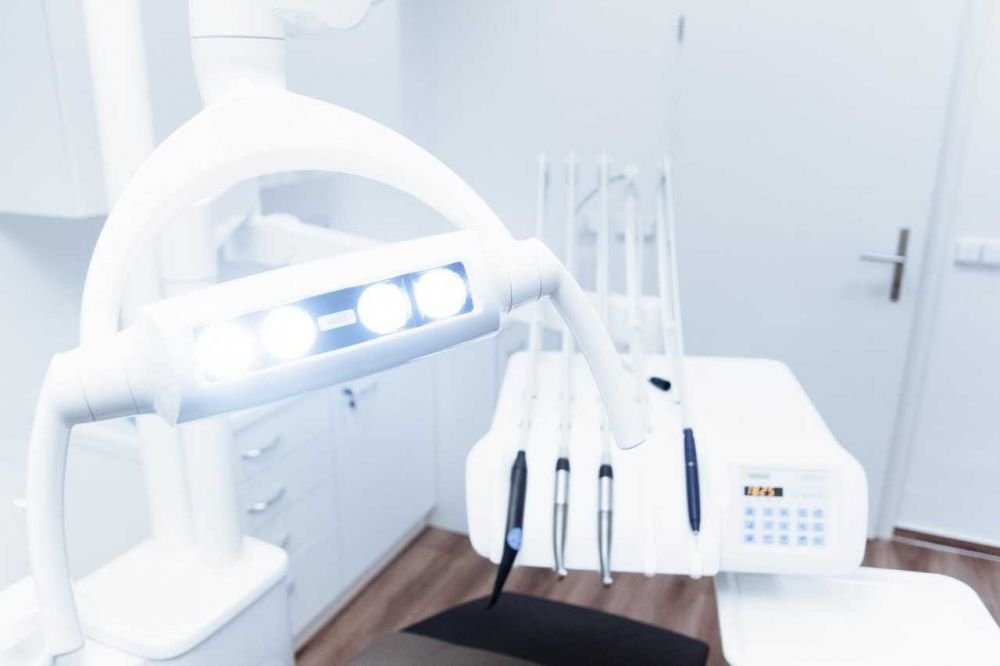(P) Diferențele dintre implanturile dentare și protezele dentare
