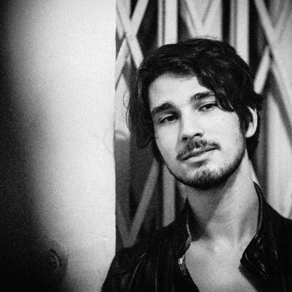 Anghel Damian îndrăgostit de teatru, călătorii și sport