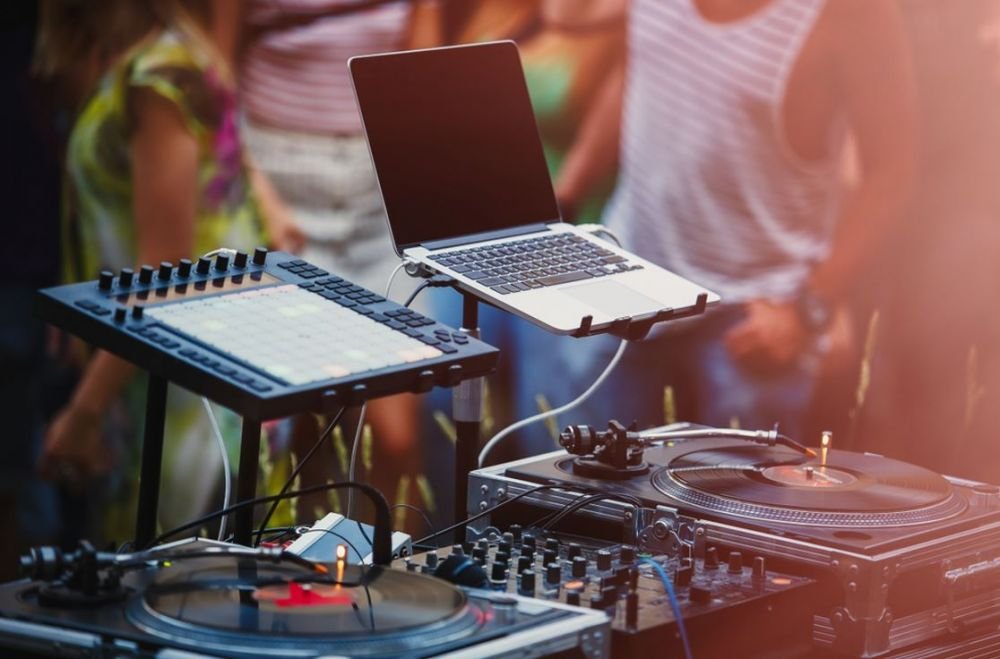 (P) Boxe, amplificator audio și mixer amplificat. De ce mai avem nevoie pentru o petrecere perfectă?
