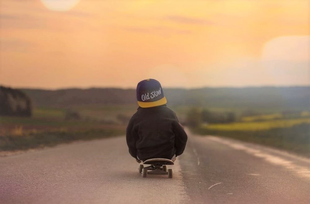 Cum să-ți înveți copilul să meargă pe skateboard