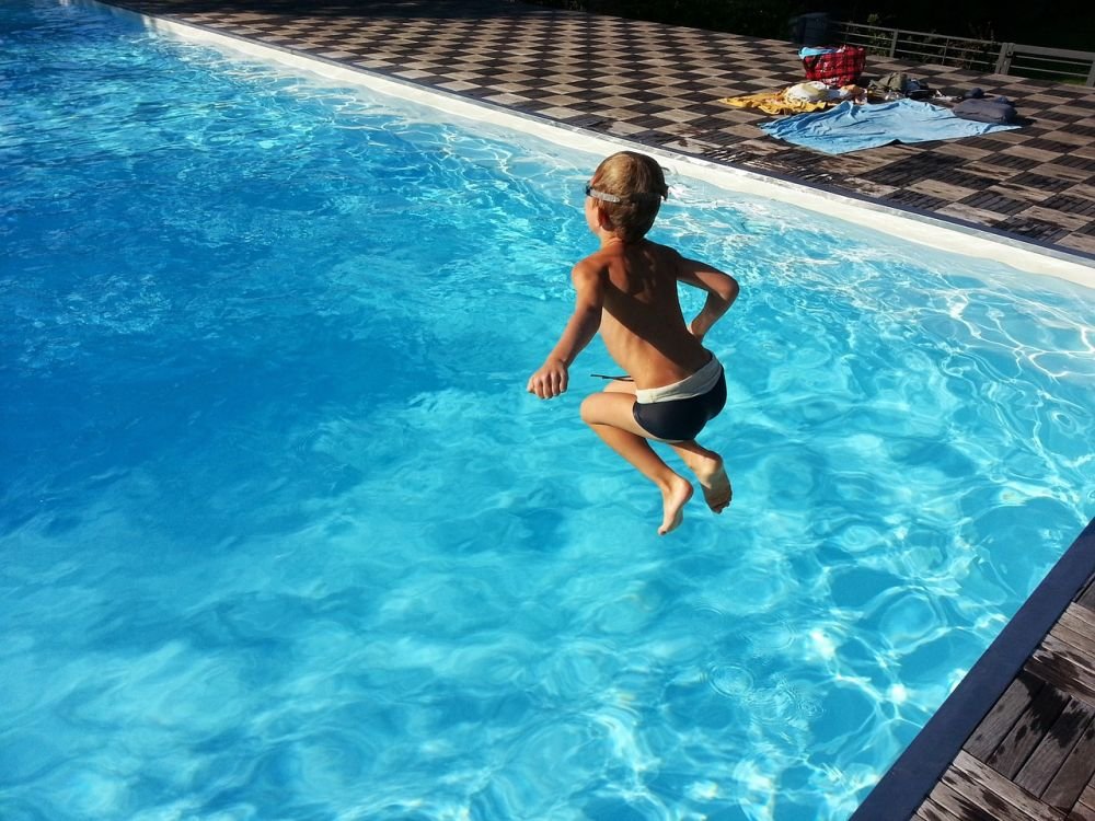 (P) 7 sfaturi pentru îngrijirea și curățarea piscinei