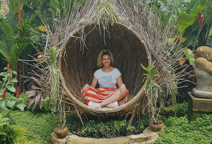 Lora, apariție de vis în Bali. Cum își petrece timpul de când e în izolare în exotica locație