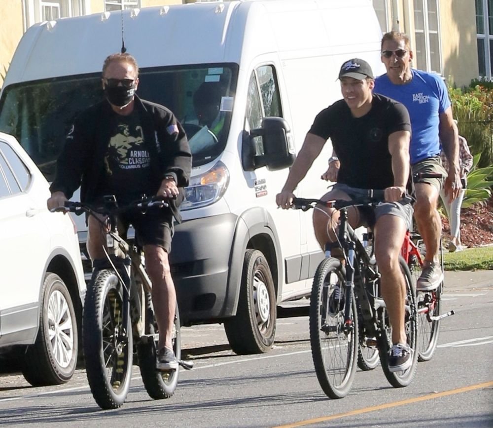 Arnold Schwarzenegger, alături de fiul său. Cum au fost surprinși cei doi în timp ce se plimbau cu bicicleta