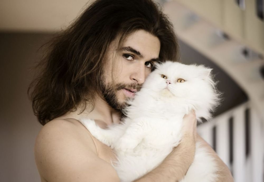 Îți plac pisicile? Femeile nu sunt atrase de bărbații care se pozează cu feline în brațe