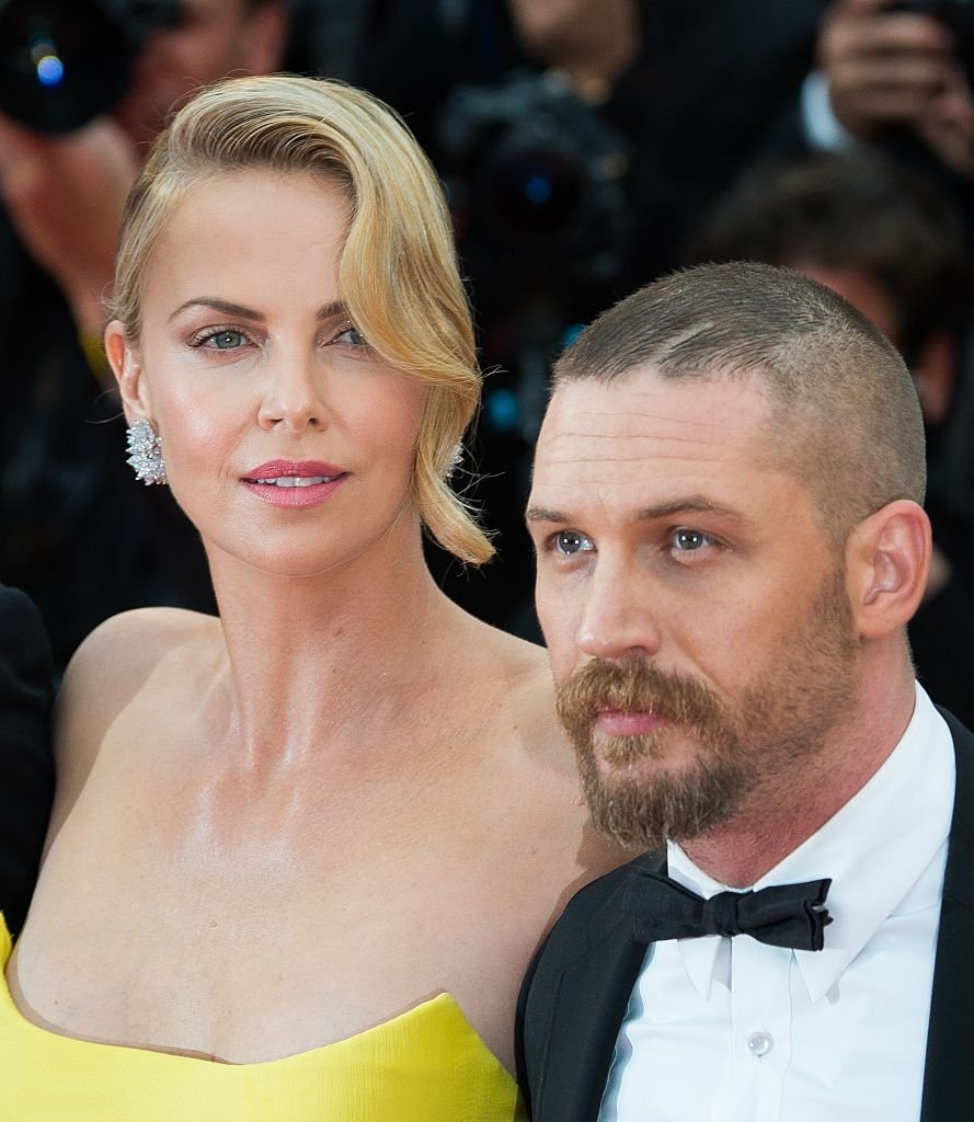Steven Seagal, ridiculizat de Charlize Theron: „E supraponderal și abia poate să lupte”