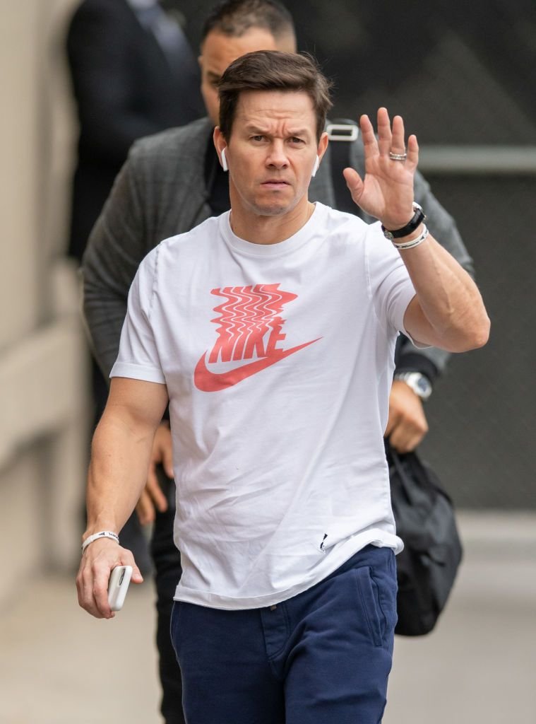 Mark Wahlberg s-a dezbrăcat ca să le arate fanilor că e alergic la „aproape orice”