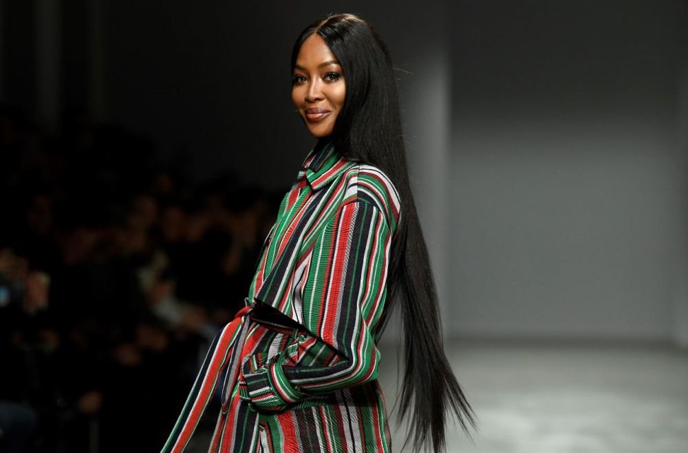 Naomi Campbell, nud în metrou la 50 de ani