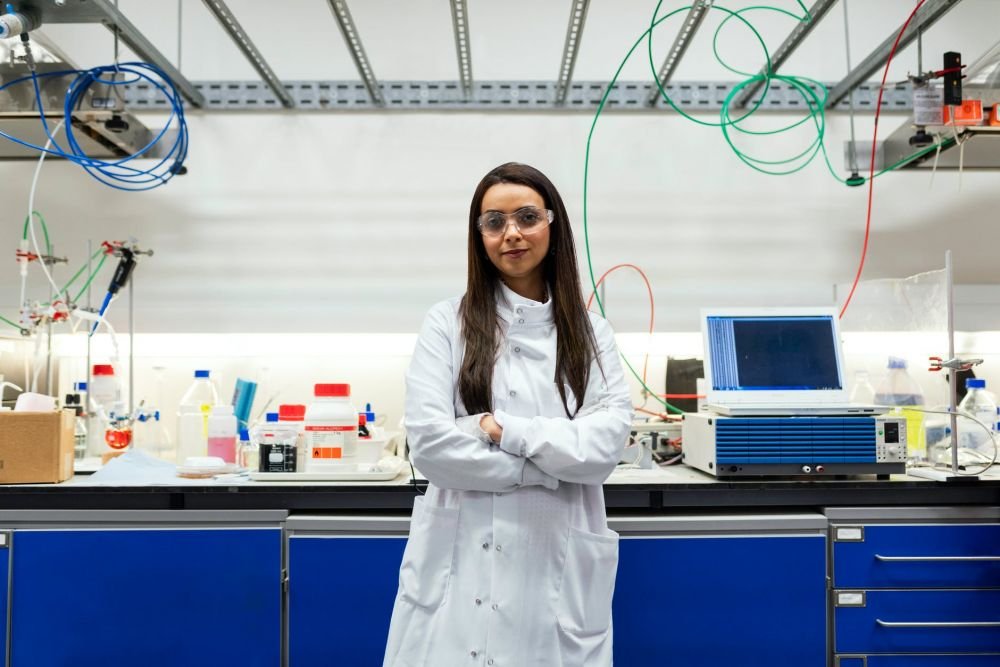 (P) Lucrezi într-un laborator? Iată ce beneficii poate asigura un dulap metalic!