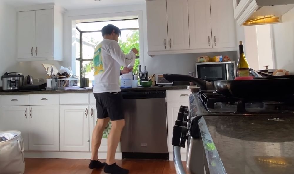 Provocarea extremă a unui vlogger: 100.000 de pași pe zi, în carantină