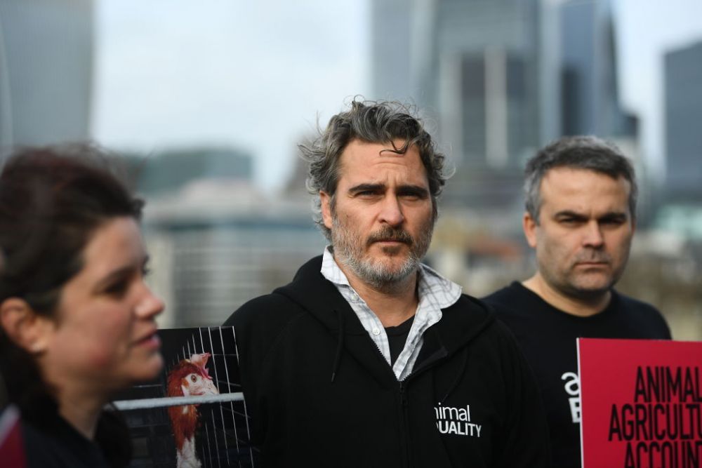 Cum vrea Joaquin Phoenix să te convingă să nu mai mănânci carne
