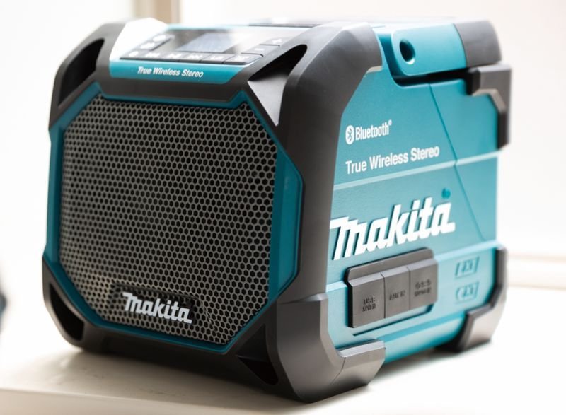 (P) Kitul complet cu acumulator de la Makita: bucură-te de libertate și experiențe de neuitat, la drum