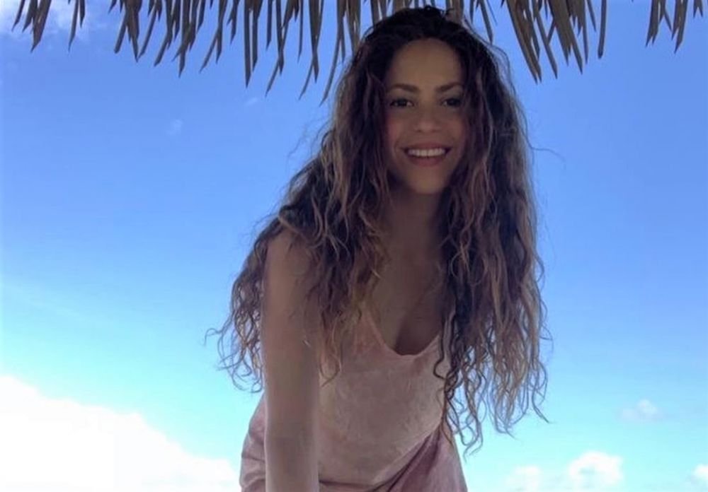 Shakira arată ca o școlăriță în costumele de baie create de ea