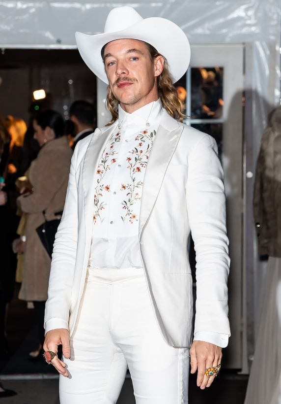 Diplo, în costumul lui Adam, în Jamaica. „Cu fața la noi, doar vorbim cu tine”