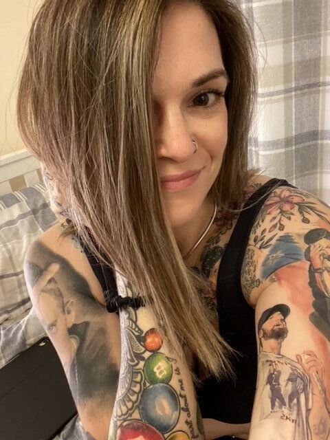 Îl iubește atât de mult pe Eminem încât și-a tatuat chipul lui de 16 ori pe corp