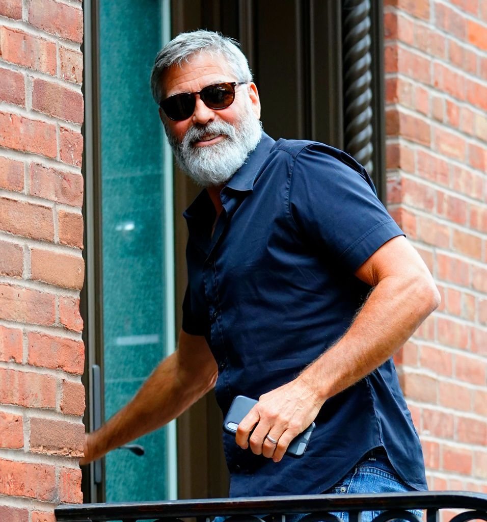 George Clooney își tunde singur părul de 25 de ani