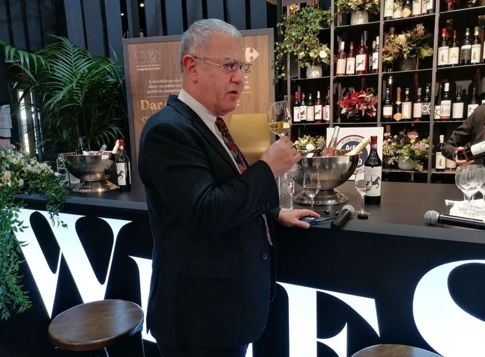 Ce se întâmplă dacă bei vin cu cola. Explicațiile unui specialist britanic