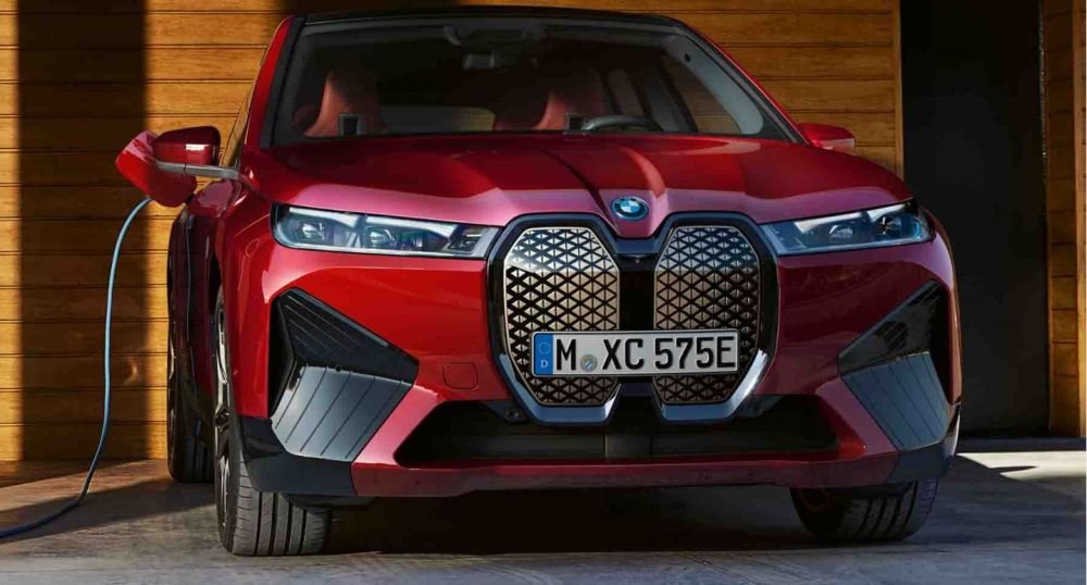 Noul BMW iX aduce viitorul mai aproape și îți propune cele mai avansate inovații tehnologice, pentru un viitor verde