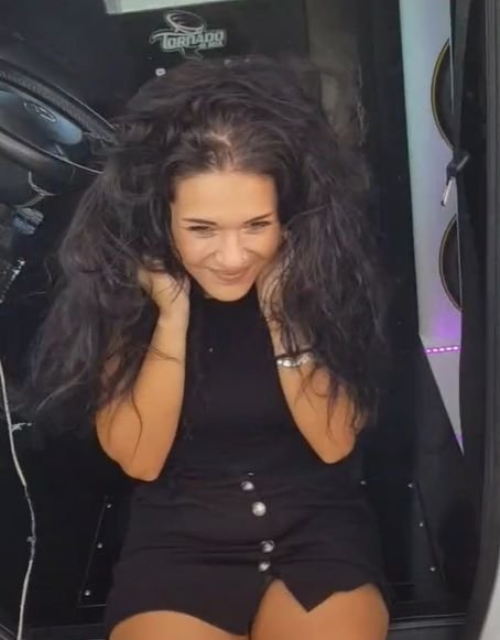 VIDEO A devenit virală pe TikTok după ce boxele din mașină i-au făcut hainele să „zboare”