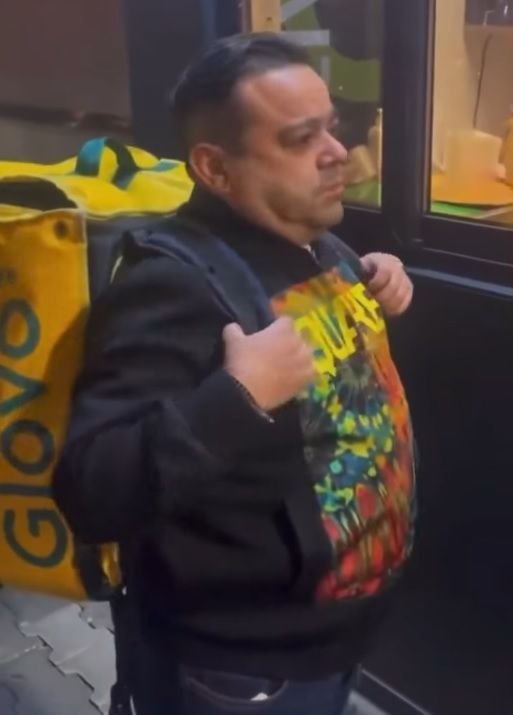 VIDEO Adrian Minune, viral pe internet: Filmat în timp ce vrea să ridice o comandă de la fast-food cu o geantă de livrator