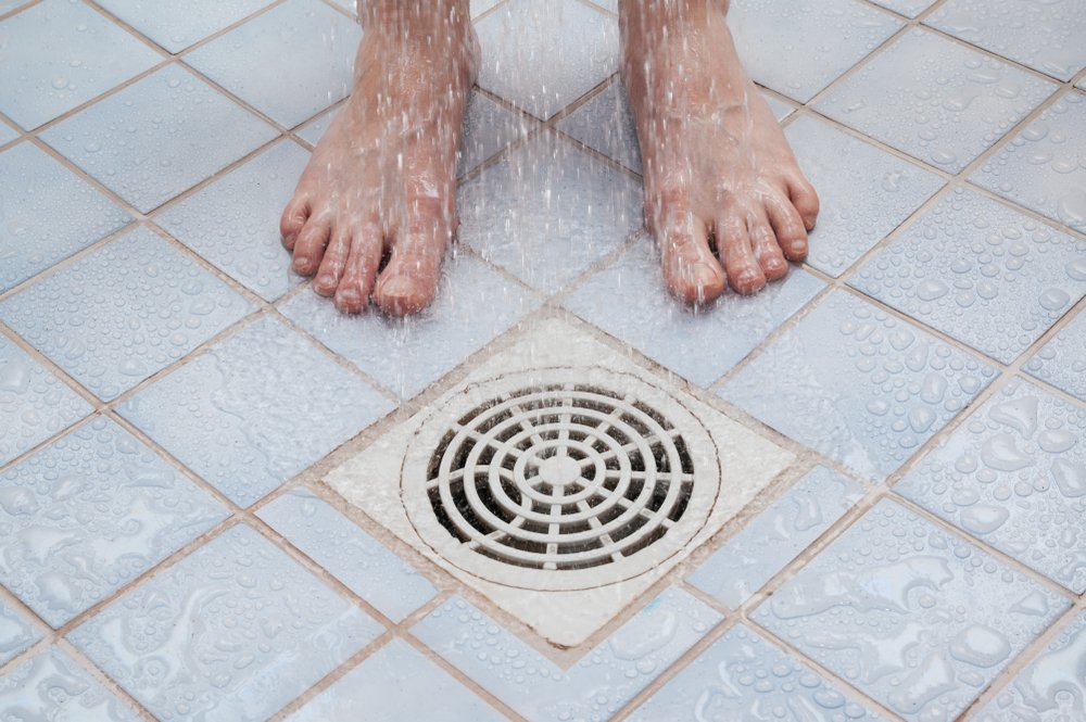 Sperietură incredibilă pentru o femeie! Ce a găsit în scurgere, când a vrut să facă duș