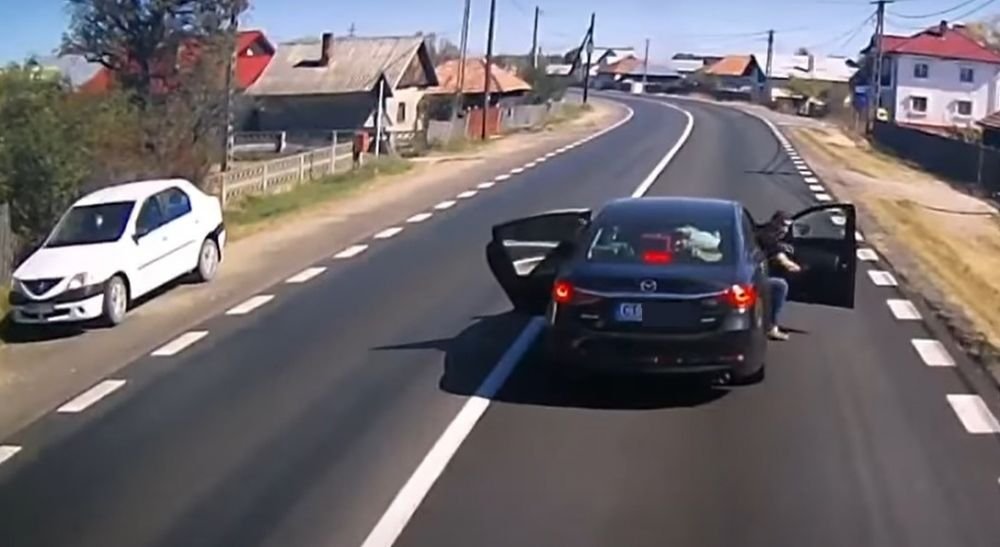 Ce se întâmplă când un șofer frânează brusc în fața unui camion! Totul a fost filmat