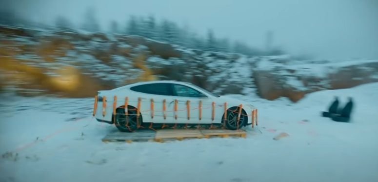 Un proprietar de Tesla şi-a aruncat în aer maşina după ce i s-au cerut 20 mii euro pentru o baterie nouă - VIDEO