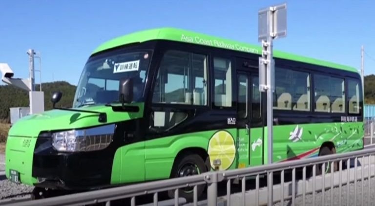 Primul "TrenBuz" din lume! Cum arată autobuzul care se transformă în tren și ce viteză prinde - VIDEO