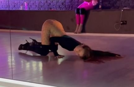 O tânără a devenit virală după ce s-a filmat în timp ce dansează! Cum le-a aprins imaginația internauților