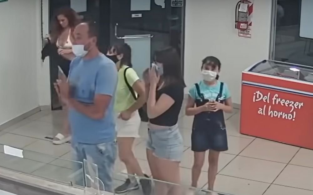 Pentru că nu avea mască, o femeie și-a dat jos rochia și și-a acoperit fața cu ea! Cum au reacționat cei din jur