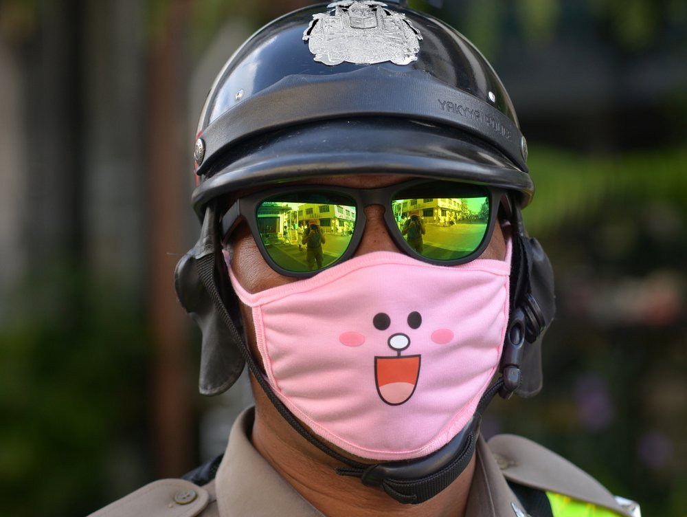 Polițiștii, negri de supărare că au primit măști roz: "Ne strică reputația! Nu ne onorează uniforma" - FOTO