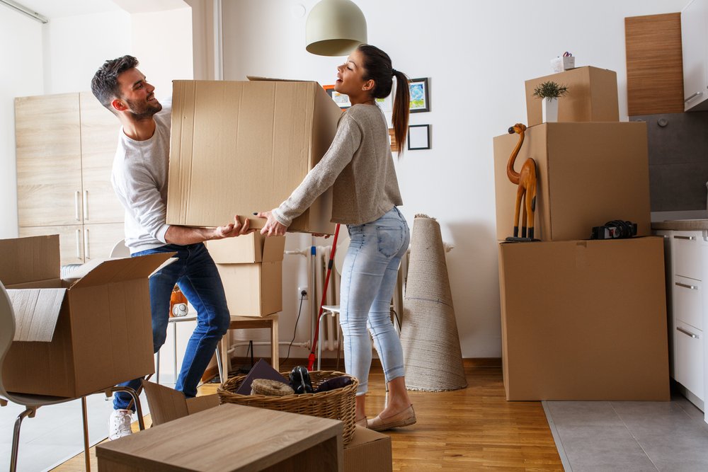 Plătiți să se emancipeze! Tinerii primesc 250 de euro pe lună pentru a se muta din casa părinţilor