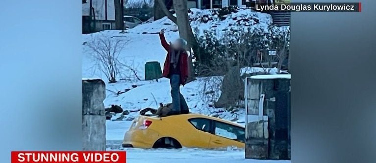 O șoferiță își face selfie în timp ce mașina se scufundă într-un lac înghețat - VIDEO