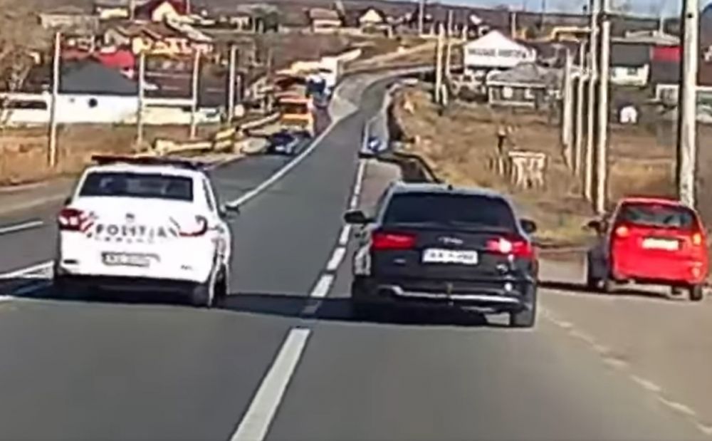 Decizie bizară luată de o șoferiță: După ce a mers în paralel cu o mașină de poliție, i-a tăiat brusc calea