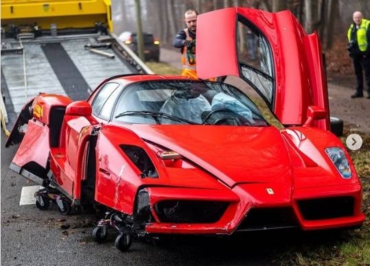 Un mecanic a făcut praf un Ferrari Enzo de peste 3 milioane $. Modelul este rar, doar 400 de mașini în lume - VIDEO