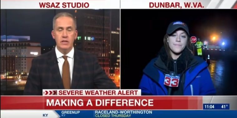 O reporteriță este lovită de o mașină, dar continuă transmisiunea live. "Merită o mărire de salariu!" - VIDEO