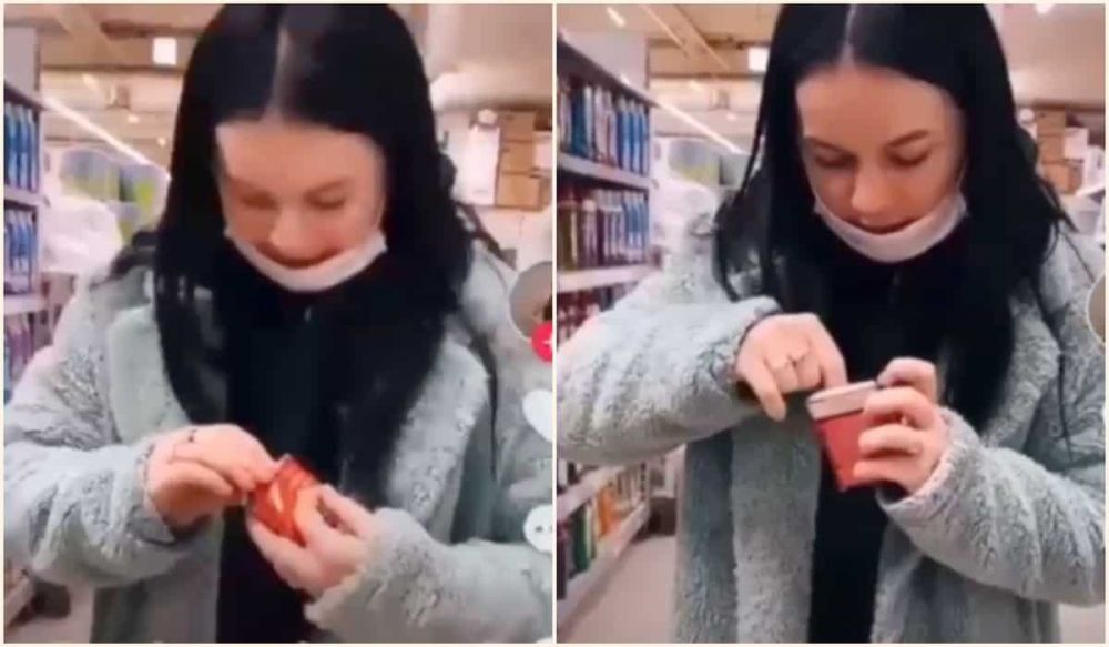 Tânără filmată când înţeapă prezervativele într-un supermarket apoi le pune pe raft