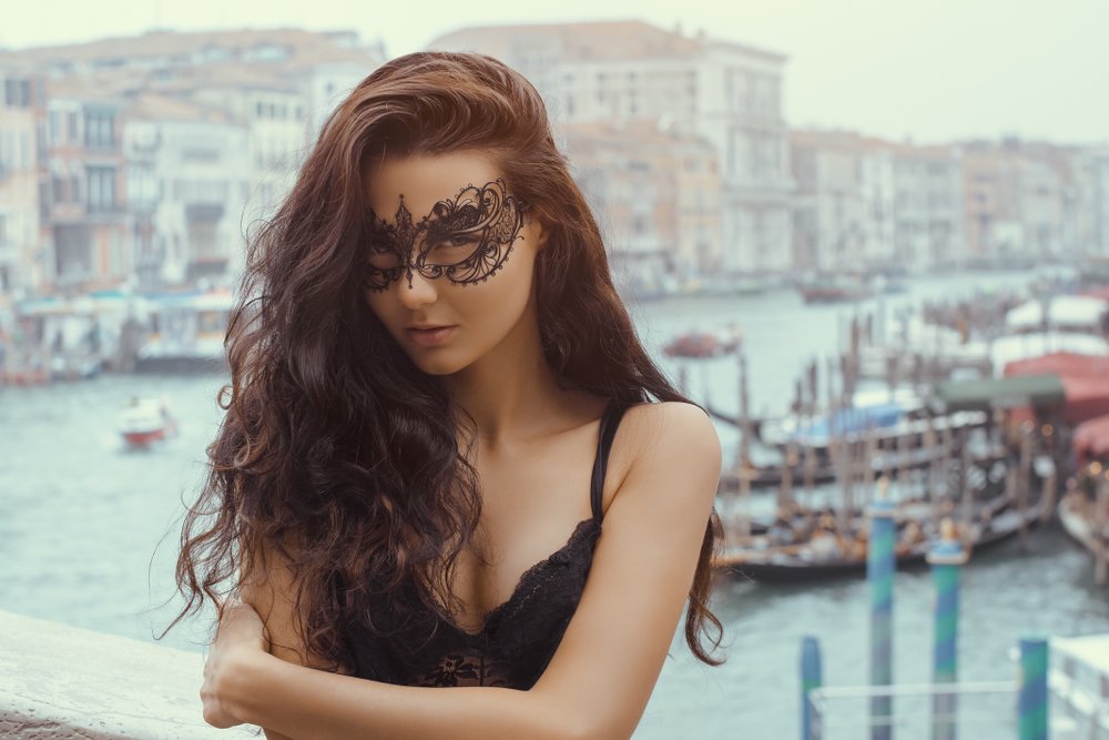 O turistă a fost obligată să părăsească Veneţia după ce a pozat topless. A primit și două amenzi