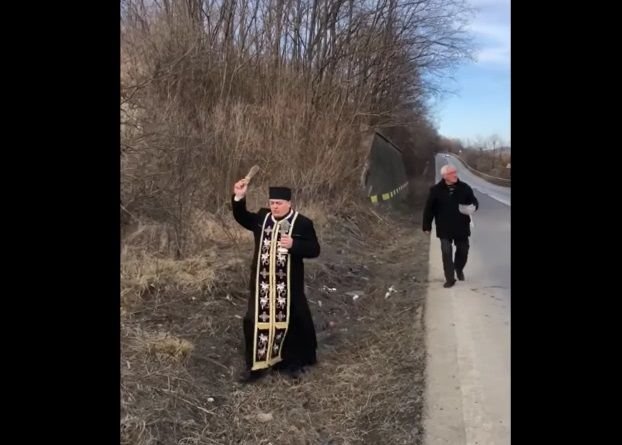 Un preot a sfințit „Curba morții” din Bacău: "Să fiți izbăviți de orice accident și de moarte năpraznică" - VIDEO