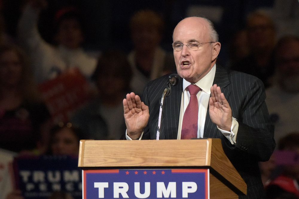 Rudy Giuliani cântă în emisiunea „The Masked Singer”. Doi jurați părăsesc scena în semn de protest - VIDEO