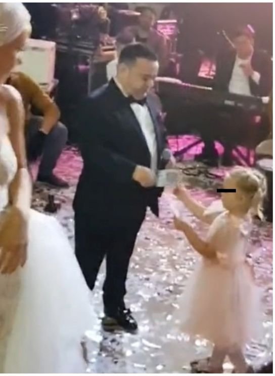 Ce surpriză i-a făcut Adrian Minune unei fetițe de 4 ani, după ce aceasta i-a dat 100 de lei