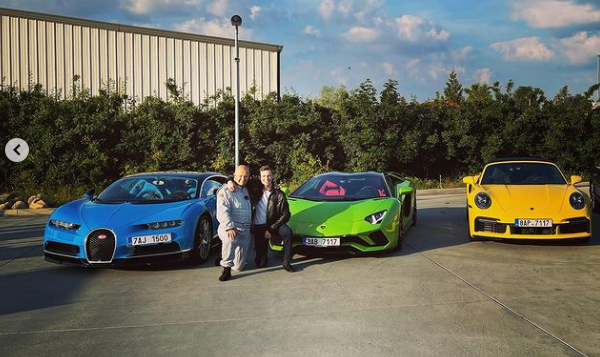 Un miliardar s-a filmat conducând cu 417 km/h la volanul unui Bugatti Chiron. Omul de afaceri nu e la prima abatere - VIDEO