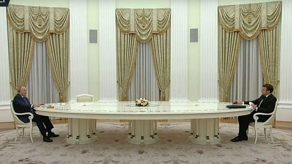 Celebra masă a lui Putin are un preț exorbitant! Cine e artistul care a construit piesa unică