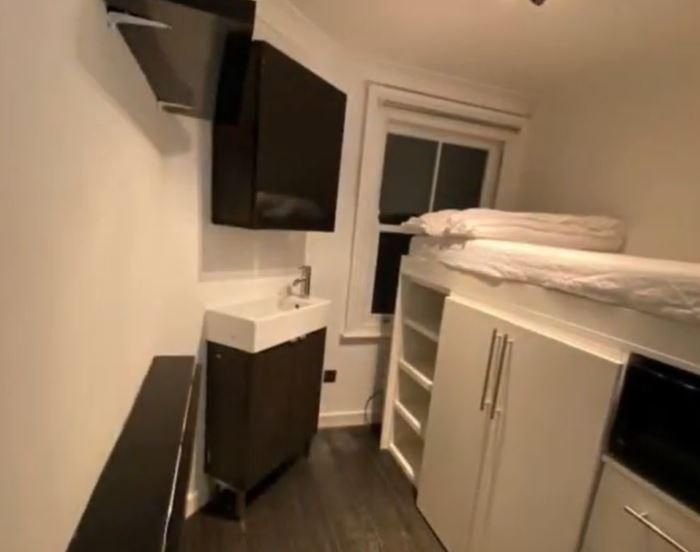 O locuinţă de 7 metri pătraţi, scoasă la vânzare pentru 60.000 de euro. A fost cumpărată cu 124.000, în urmă cu 5 ani - VIDEO